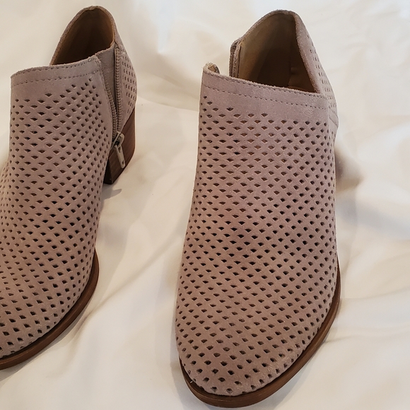 Lucky Brand Suede Ankle Bootie Size 6.5.  Perferated upper, side zip - Picture 1 of 10
